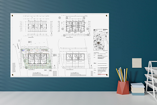 Bauplan an der Wand hängend